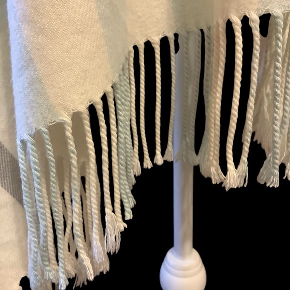 LOVE & LORE SOFT BLANKET SCARF/ SHAWL/ WRAP/ RAW & FRINGE ENDS - Picture 7 of 8
